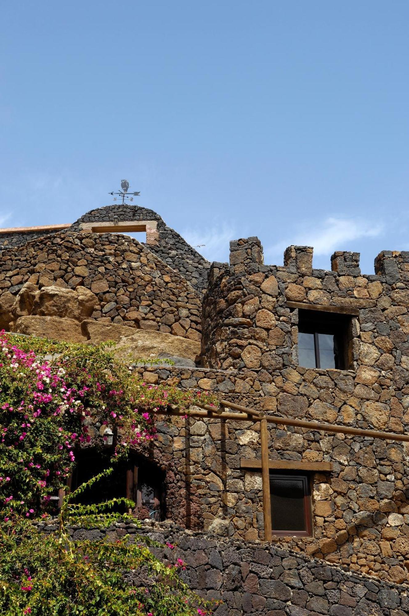 Castillo Lanzarote Villa Sophie - Luxury Villa -Sleep In A Volcanic Cave With Heated Pool Tías Exterior foto